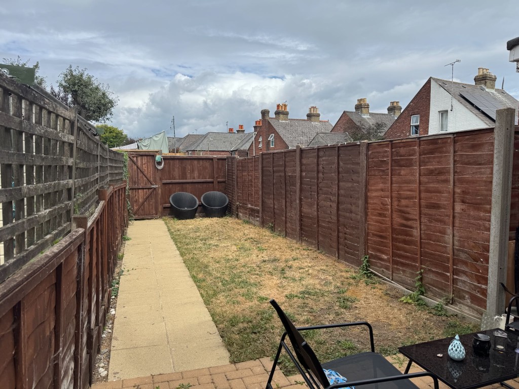 Lot: 149 - TWO-BEDROOM MID-TERRACE HOUSE FOR INVESTMENT - Enclosed garden with fenced boundary